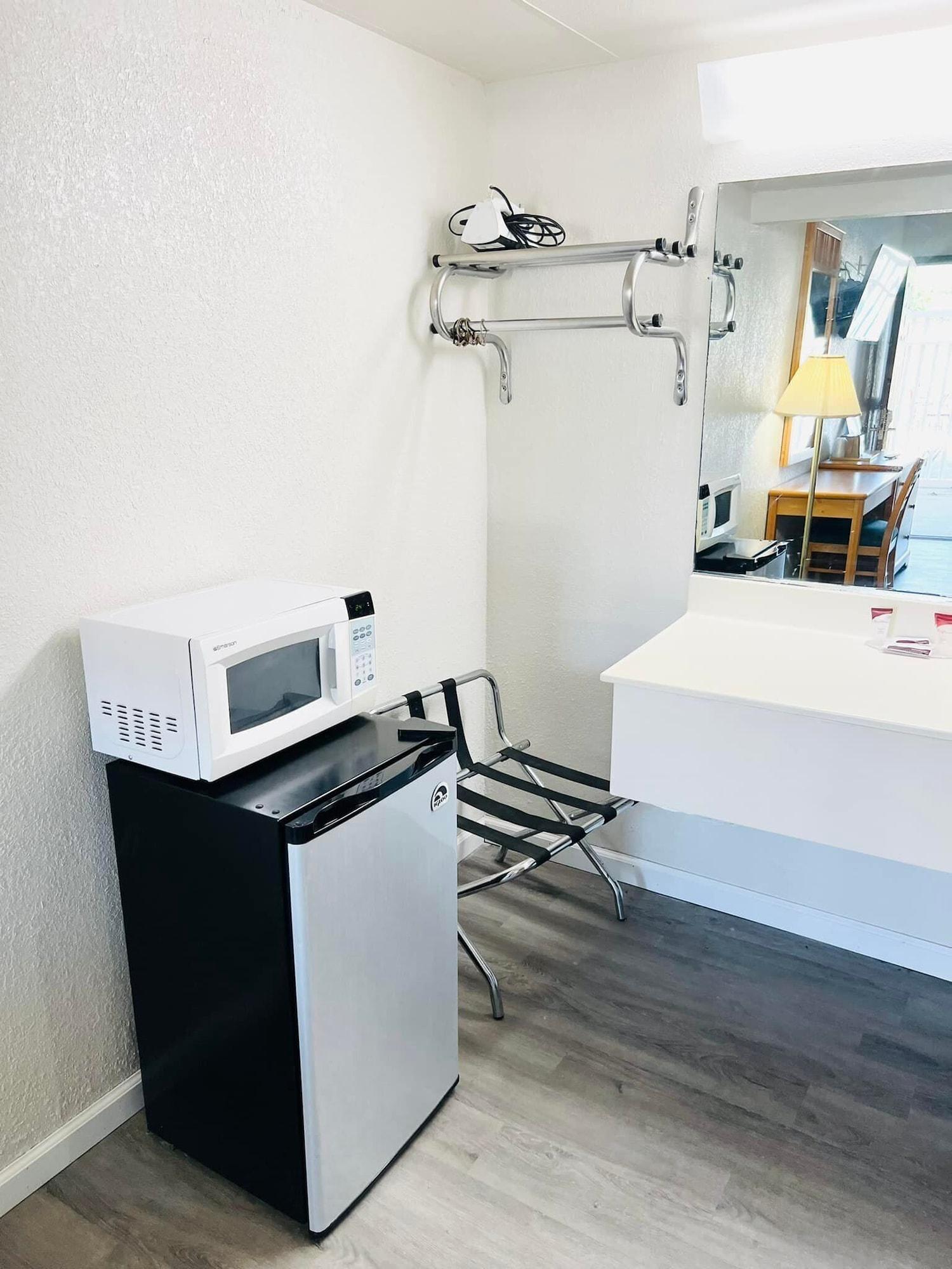Super 8 By Wyndham Fort Scott Eksteriør billede